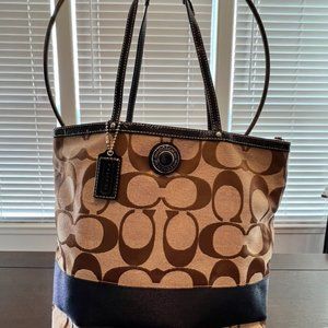 Signature Coach tote with navy trim